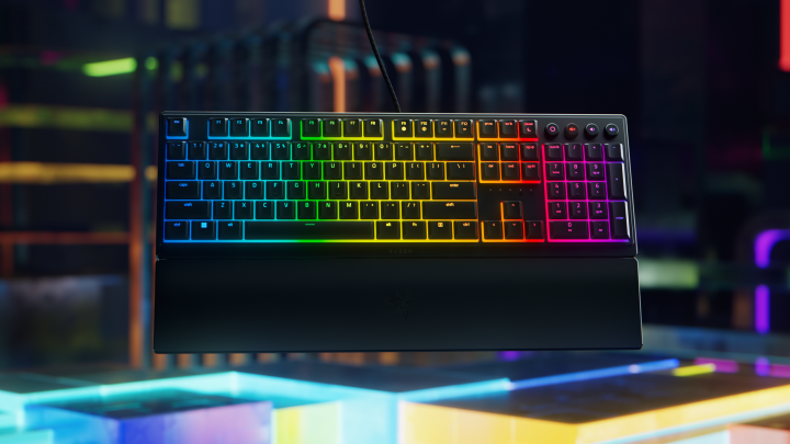 Razer dévoile aujourd’hui le clavier ergonomique Ornata V3 à profil bas, doté de la technologie mecha-membrane